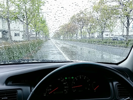 車のガラスにできるウロコ汚れの原因と落とし方 ガラスコーティング大阪 横浜